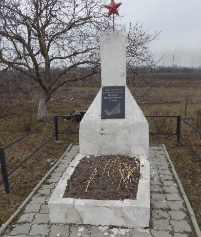 ст-ца. Каневская. Памятник по улице Северной 1, установленный на братской могиле мирных жителей, погибших от рук оккупантов.