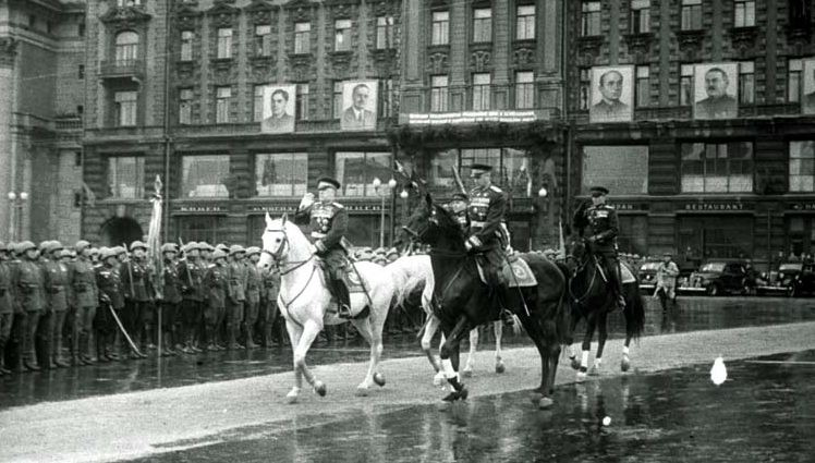 Жуков принимает Парад Победы на белом коне. Командует парадом Рокоссовский. 1945 г. 