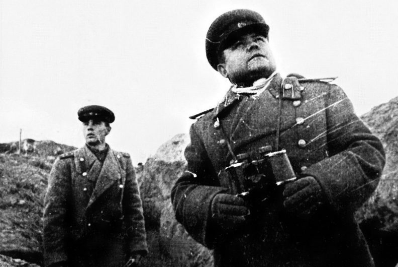 Командующий Воронежским фронтом генерал-полковник Н.Ф. Ватутин на наблюдательном пункте. 1943 г.
