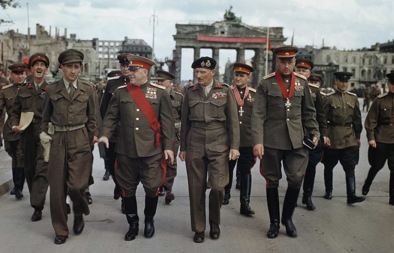 Награждение Жукова фельдмаршалом Монтгомери Большим Крестом рыцаря ордена Бани. Берлин, 12 июля 1945 г.
