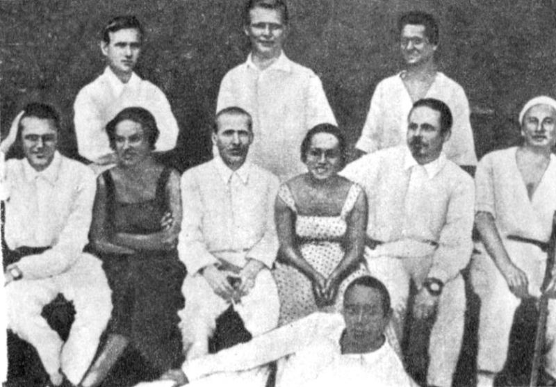 Конев (в третьем ряду в центре) на отдыхе в Сочи. 1934 г.
