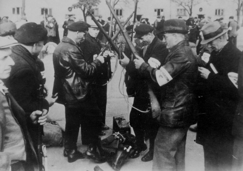 Ополченцы «фольксштурма» получают оружие. 1944 г. 