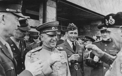 Жуков с союзниками. Берлин, 1945 г. 