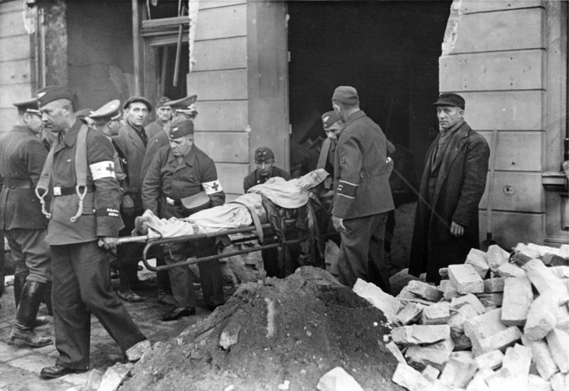 Вынос раненных из поврежденного здания. 1944 г.
