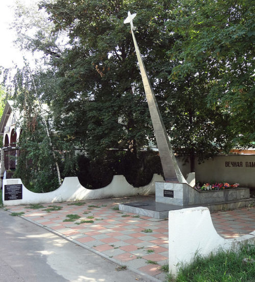 г. Краснодар. Памятник, установленный в 1975 году неизвестному лётчику по Совхозной улице.