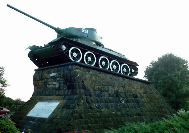 г. Славянск-на-Кубани. Памятник- танк на братской могиле советских воинов. 