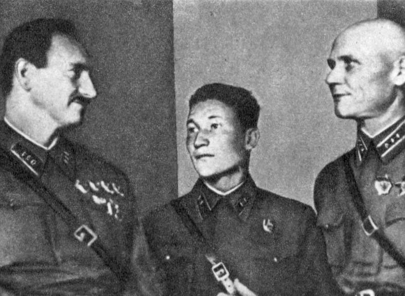 Конев (справа) и М. Г. Ефремов (слева). 1939 г.