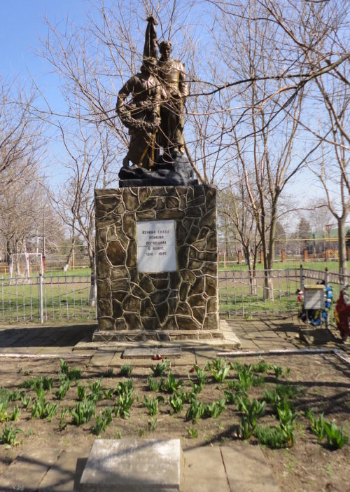 ст-ца. Новоджерелиевская Брюховецкого р-на. Памятник у школы №13, установленный на братской могиле советских воинов.