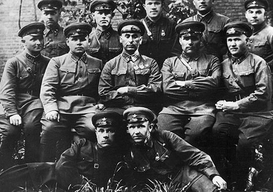 Малиновский (второй справа в среднем ряду) – начальник штаба 3-го кавалерийского корпуса. 1935 г.