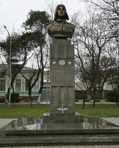 г. Новороссийск. Бюст дважды героя Советского Союза Е.Я. Савицкого, установленный в 1951 году.