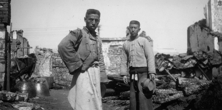 Два китайца у руин своего дома в Нанкина. Декабрь 1937 г.