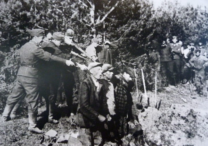 Айнзатцгруппа «A» убивает евреев. Каунас, 1942 г. 