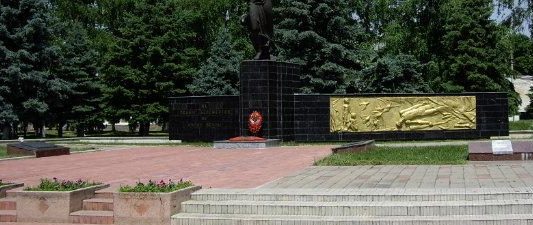 г. Курганинск. Мемориал погибшим землякам, установленный на площади Победы. Здесь же находится братская могила 6 советских воинов, погибших в боях с фашистскими захватчиками.