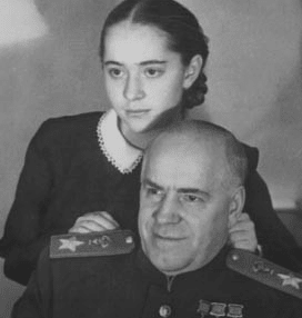 Жуков и старшая дочь Эра от первой жены Александры Зуйковой. 1946 г.