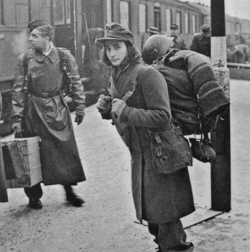 Девушка из вспомогательной части люфтваффе у поезда на Ангальтском вокзале в Берлине. Февраль 1945 г.