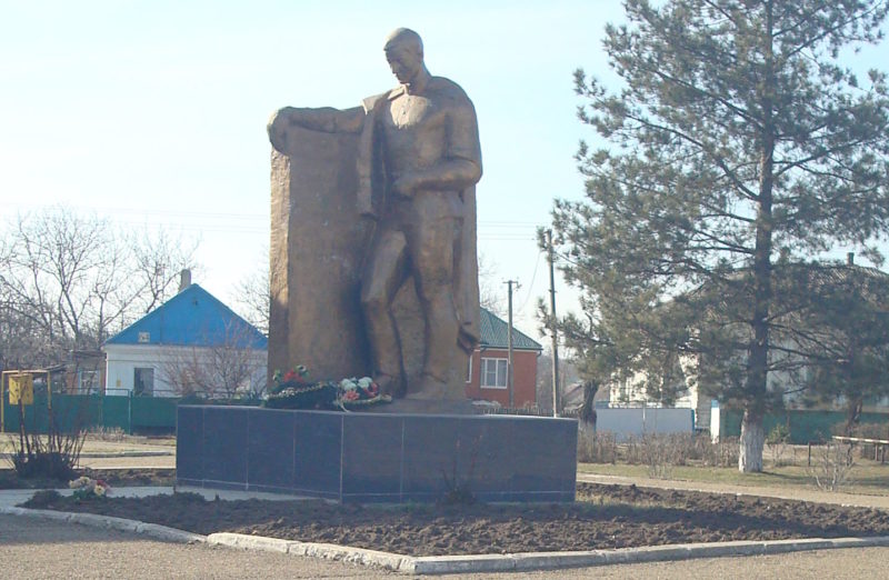 ст-ца Новоминская Каневского р-на. Памятник по улице Ленина 72б, установленный на братской могиле воинов, погибших в годы гражданской и Великой Отечественной войн.