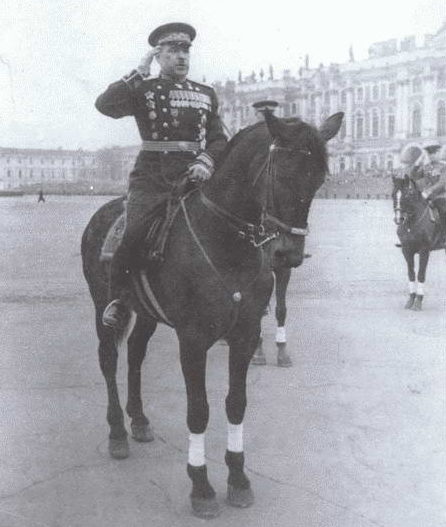 Говоров принимает парад на Красной площади. 1 мая 1952 г.