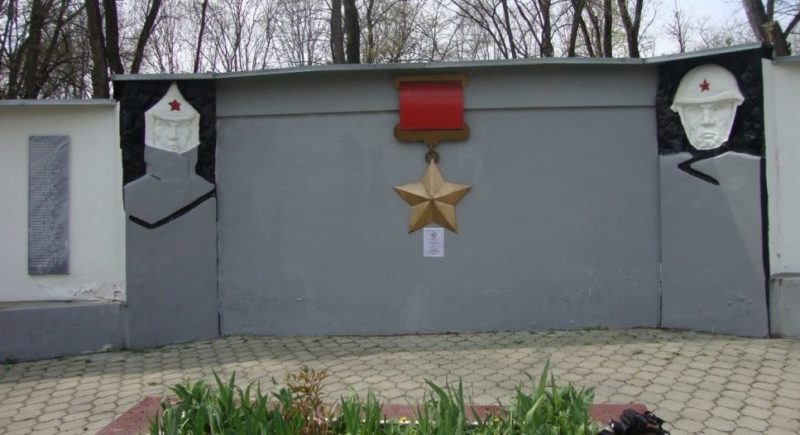 п. Псебай Мостовского р-на. Памятник, установленный на братской могиле.