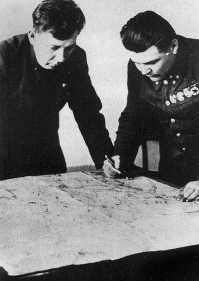 Командующий 6-й армией Юго-Западного фронта Р.Я. Малиновский и член Военного совета армии И.И. Ларин. 1941 г.