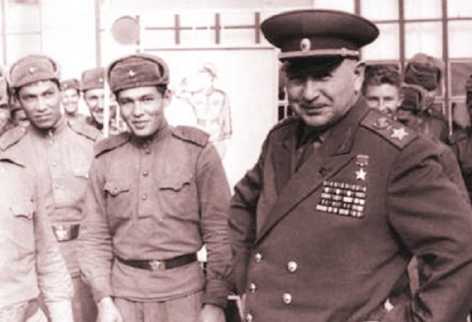 Баграмян с молодыми солдатами. 1959 г.