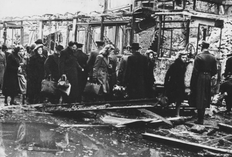Жители Берлина на Ораниенштрассе после американского авианалета. 3 февраля 1945 г.