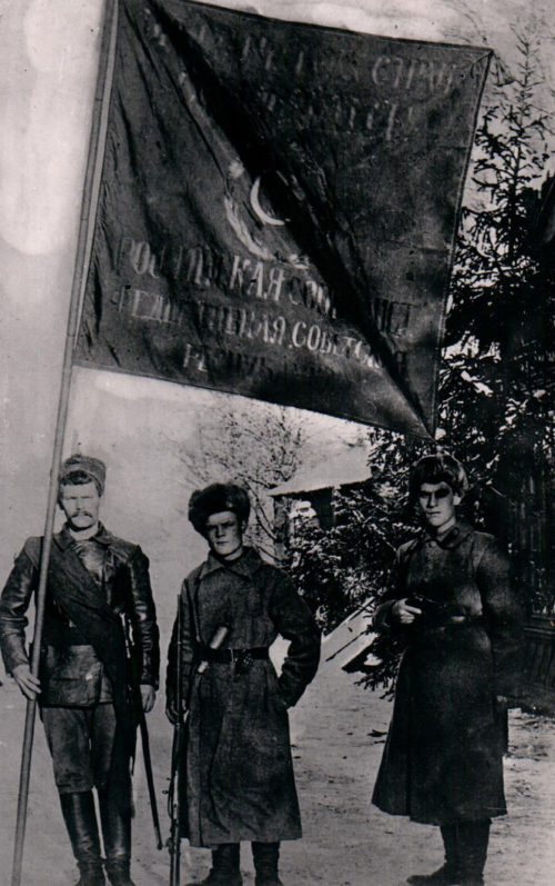 Голиков (в центре) ассистент знаменоносца. 1918 г.