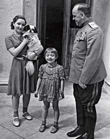 Жуков с дочерьми. 1946 г.
