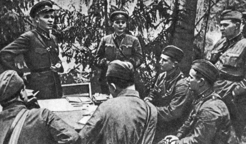 Конев с группой писателей. Западный фронт. Сентябрь 1941 г.