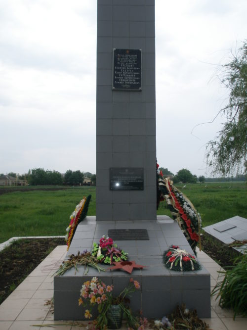 х. Поды Брюховецкого р-на. Памятник у клуба, установленный на братской могиле советских воинов.