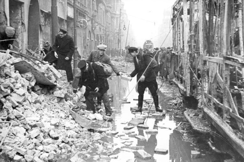 Жители Берлина на Ораниенштрассе после американского авианалета. 3 февраля 1945 г.