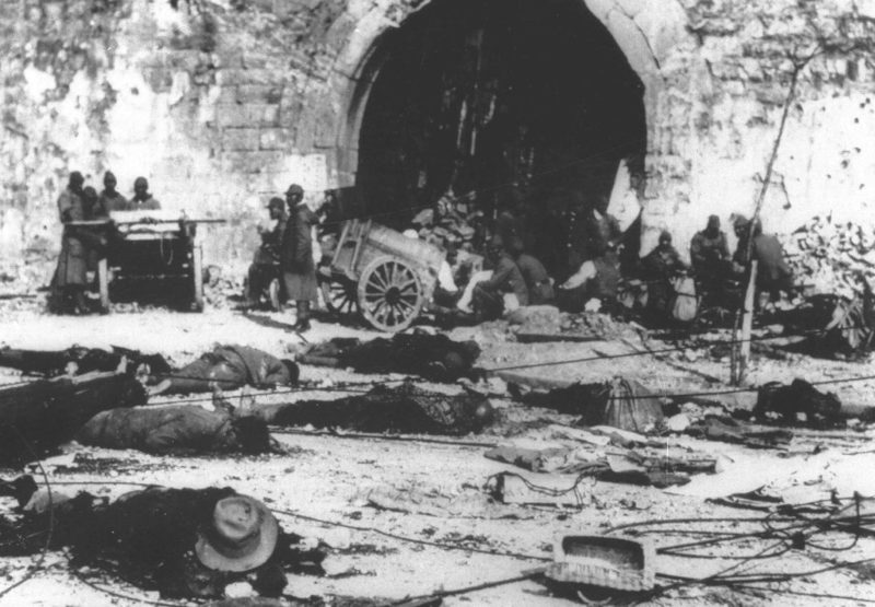 Японцы грабят китайцев у городских ворот Нанкина. Декабрь 1937 г.