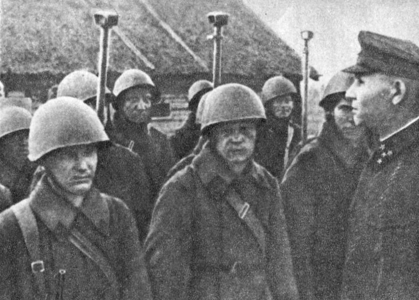 И.С. Конев с бойцами пополнения. Калининский фронт. Январь 1942 г.