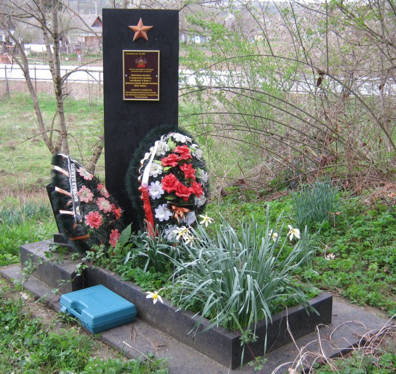 с. Соленое Мостовского р-на. Памятник, установленный на братской могиле, в которой похоронено 9 советских воинов.