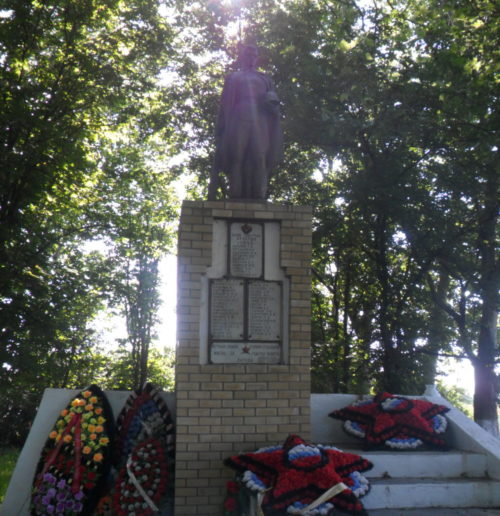 с. Свободное Брюховецкого р-на. Памятник землякам, установленный по улице Пролетарской.