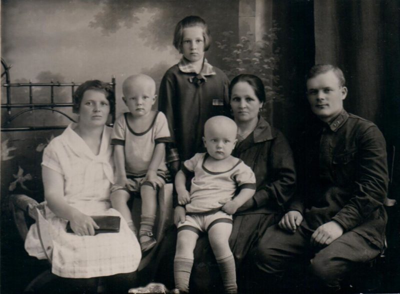 Голиков с семьей. 1928 г.