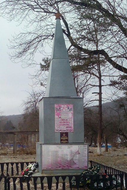 с. Соленое Мостовского р-на. Памятник, установленный на братской могиле советских воинов.