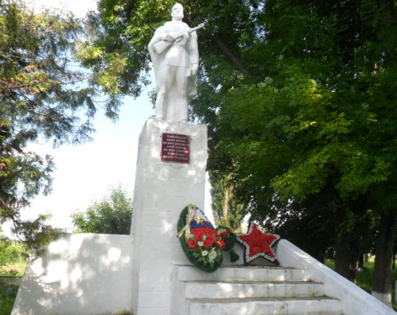 с. Свободное Брюховецкого р-на. Памятник землякам, установленный по улице Красноармейской.