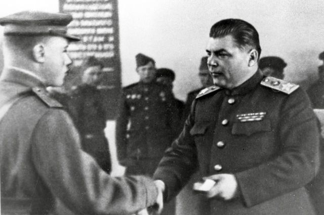 Маршал Родион Малиновский вручает боевые ордена отличившимся воинам. 1944 г.