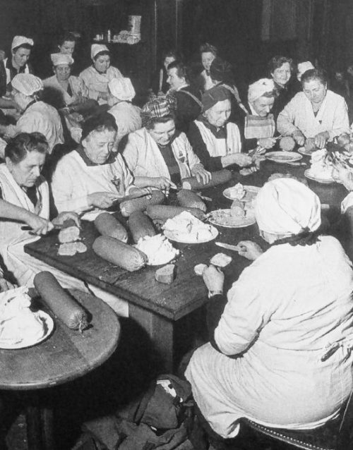 Подготовка бутербродов для питания беженцев и бездомных жителей Берлина. Март 1945 г.