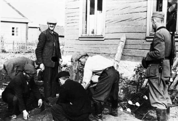 Литовские евреи под немецким надзором на работе. 28 июня 1943 г.