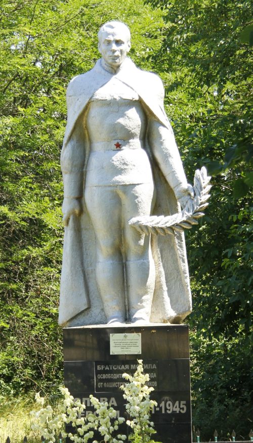 х. Свобода Курганинского р-на. Памятник, установленный на братской могиле советских воинов.