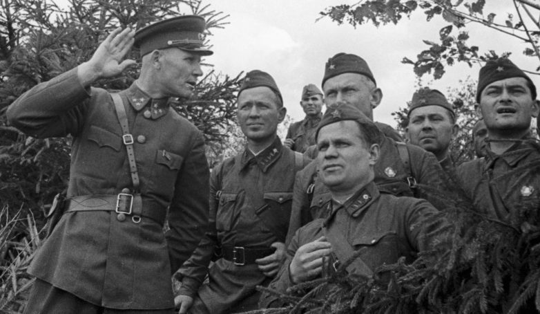 На командном пункте Конева писатели Шолохов, Фадеев и Катаев. 1941 г.