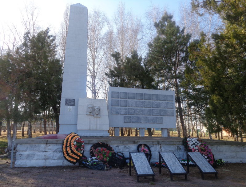 с. Унароково Мостовского р-на. Мемориальный комплекс, установленный на братской могиле воинов, погибших в годы гражданской и Великой Отечественной войн.