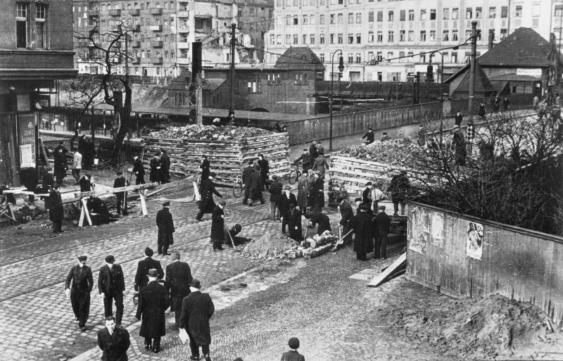 Жители Берлина возводят уличные баррикады. Март 1945 г. 