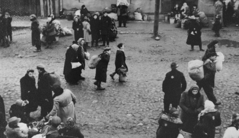 Евреи, несущие узлы с пожитками, перед депортацией из Каунасского гетто. Октябрь 1943 г.