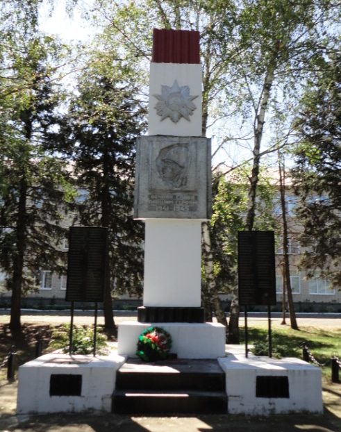 п. Степной Курганинского р-на. Памятник у средней школы №17, установленный на братской могиле советских воинов.