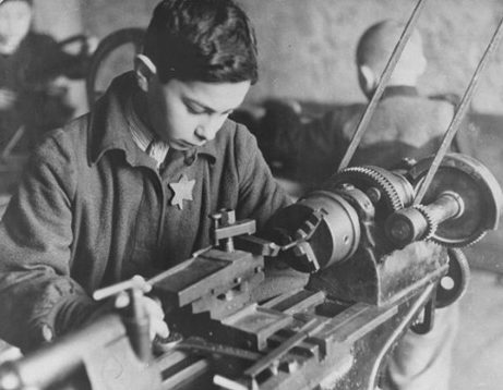 Еврейский мальчик во время принудительных работ на фабрике в гетто. Каунас, 1943 г. 