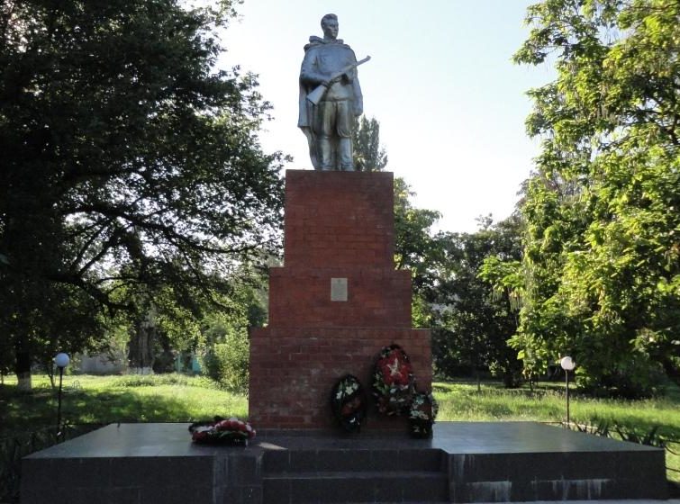 ст-ца. Темиргоевская Курганинского р-на. Памятник, установленный на братской могиле советских воинов, погибших в боях с фашистскими захватчиками.