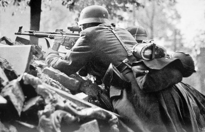 Немецкие солдаты на Колонненштрассе. 28 апреля 1945 г. 