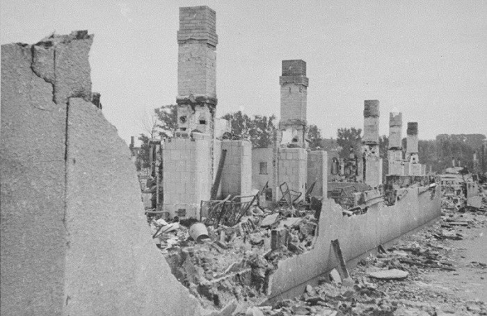 Руины здания, разрушенного немцами, чтобы заставить евреев выйти из укрытий во время окончательной ликвидации Каунасского гетто. 1944 г.